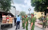Hình ảnh người dân La Phù chủ động giao nộp 25 tấn thực phẩm quá hạn, kém chất lượng