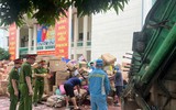 Hình ảnh người dân La Phù chủ động giao nộp 25 tấn thực phẩm quá hạn, kém chất lượng