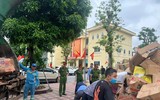 Hình ảnh người dân La Phù chủ động giao nộp 25 tấn thực phẩm quá hạn, kém chất lượng