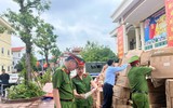 Hình ảnh người dân La Phù chủ động giao nộp 25 tấn thực phẩm quá hạn, kém chất lượng