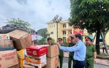 Hình ảnh người dân La Phù chủ động giao nộp 25 tấn thực phẩm quá hạn, kém chất lượng