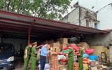 Hình ảnh người dân La Phù chủ động giao nộp 25 tấn thực phẩm quá hạn, kém chất lượng