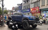 Cận cảnh hiện trường vụ ô tô bán tải húc, kéo 10 xe máy ở phố Khâm Thiên