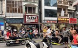 Cận cảnh hiện trường vụ ô tô bán tải húc, kéo 10 xe máy ở phố Khâm Thiên