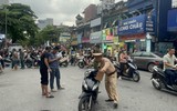 Cận cảnh hiện trường vụ ô tô bán tải húc, kéo 10 xe máy ở phố Khâm Thiên