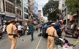 Cận cảnh hiện trường vụ ô tô bán tải húc, kéo 10 xe máy ở phố Khâm Thiên