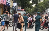 Cận cảnh hiện trường vụ ô tô bán tải húc, kéo 10 xe máy ở phố Khâm Thiên