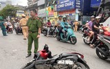 Cận cảnh hiện trường vụ ô tô bán tải húc, kéo 10 xe máy ở phố Khâm Thiên