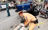 Cận cảnh hiện trường vụ ô tô bán tải húc, kéo 10 xe máy ở phố Khâm Thiên