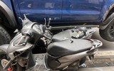 Cận cảnh hiện trường vụ ô tô bán tải húc, kéo 10 xe máy ở phố Khâm Thiên