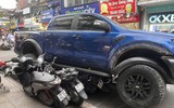 Cận cảnh hiện trường vụ ô tô bán tải húc, kéo 10 xe máy ở phố Khâm Thiên