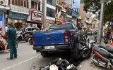 Cận cảnh hiện trường vụ ô tô bán tải húc, kéo 10 xe máy ở phố Khâm Thiên