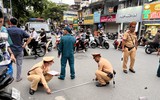Cận cảnh hiện trường vụ ô tô bán tải húc, kéo 10 xe máy ở phố Khâm Thiên
