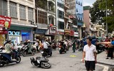Cận cảnh hiện trường vụ ô tô bán tải húc, kéo 10 xe máy ở phố Khâm Thiên