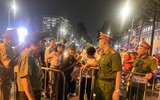 Những hình ảnh đẹp của Công an Thủ đô xuyên đêm vì nhân dân phục vụ