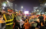 Công an phường Ô Chợ Dừa mang cơm và nước uống tặng cựu chiến binh đợi xem Tổng duyệt A80
