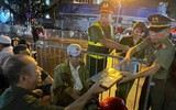 Công an phường Ô Chợ Dừa mang cơm và nước uống tặng cựu chiến binh đợi xem Tổng duyệt A80