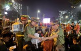 Công an phường Ô Chợ Dừa mang cơm và nước uống tặng cựu chiến binh đợi xem Tổng duyệt A80