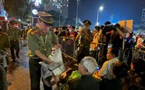Công an phường Ô Chợ Dừa mang cơm và nước uống tặng cựu chiến binh đợi xem Tổng duyệt A80