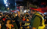 Công an phường Ô Chợ Dừa mang cơm và nước uống tặng cựu chiến binh đợi xem Tổng duyệt A80