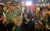 Công an phường Ô Chợ Dừa mang cơm và nước uống tặng cựu chiến binh đợi xem Tổng duyệt A80