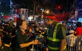 Công an phường Ô Chợ Dừa mang cơm và nước uống tặng cựu chiến binh đợi xem Tổng duyệt A80