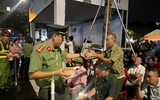 Những hình ảnh đẹp của Công an Thủ đô xuyên đêm vì nhân dân phục vụ