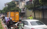 Cảnh sát giao thông dầm mình trong mưa lớn, đường ngập để phân luồng chống ùn tắc