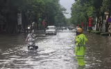 Cảnh sát giao thông dầm mình trong mưa lớn, đường ngập để phân luồng chống ùn tắc