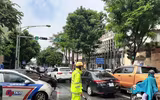 Cảnh sát giao thông dầm mình trong mưa lớn, đường ngập để phân luồng chống ùn tắc