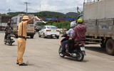 Cảnh sát giao thông tặng đồ ăn, nước uống, dẫn đường để người dân về quê tránh dịch