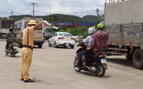 Cảnh sát giao thông tặng đồ ăn, nước uống, dẫn đường để người dân về quê tránh dịch