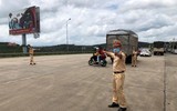 Cảnh sát giao thông tặng đồ ăn, nước uống, dẫn đường để người dân về quê tránh dịch