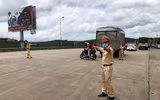Cảnh sát giao thông tặng đồ ăn, nước uống, dẫn đường để người dân về quê tránh dịch