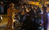 Cảnh sát giao thông tặng đồ ăn, nước uống, dẫn đường để người dân về quê tránh dịch