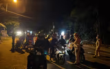Cảnh sát giao thông tặng đồ ăn, nước uống, dẫn đường để người dân về quê tránh dịch
