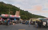 Cảnh sát giao thông tặng đồ ăn, nước uống, dẫn đường để người dân về quê tránh dịch