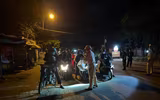 Cảnh sát giao thông tặng đồ ăn, nước uống, dẫn đường để người dân về quê tránh dịch