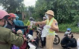 Cảnh sát giao thông tặng đồ ăn, nước uống, dẫn đường để người dân về quê tránh dịch