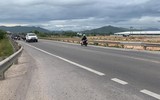Cảnh sát giao thông tặng đồ ăn, nước uống, dẫn đường để người dân về quê tránh dịch