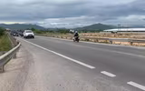 Cảnh sát giao thông tặng đồ ăn, nước uống, dẫn đường để người dân về quê tránh dịch