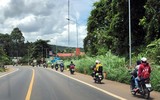 Cảnh sát giao thông tặng đồ ăn, nước uống, dẫn đường để người dân về quê tránh dịch
