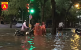 Người điều khiển ô tô mua xôi, bánh mì chống đói do đường ngập sau mưa lớn
