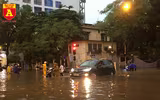 Người điều khiển ô tô mua xôi, bánh mì chống đói do đường ngập sau mưa lớn