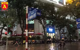 Người điều khiển ô tô mua xôi, bánh mì chống đói do đường ngập sau mưa lớn