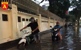 Người điều khiển ô tô mua xôi, bánh mì chống đói do đường ngập sau mưa lớn