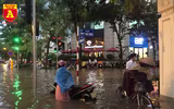 Người điều khiển ô tô mua xôi, bánh mì chống đói do đường ngập sau mưa lớn