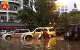 Người điều khiển ô tô mua xôi, bánh mì chống đói do đường ngập sau mưa lớn