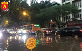 Người điều khiển ô tô mua xôi, bánh mì chống đói do đường ngập sau mưa lớn