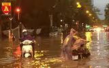 Người điều khiển ô tô mua xôi, bánh mì chống đói do đường ngập sau mưa lớn